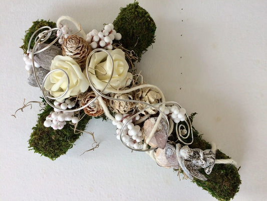 Grabgesteck Grabschmuck Urnengrab Gesteck Grab Allerheiligen Mooskreuz Kreuz Rose Grave Arrangument grave flowers longlasting – handgemacht aus Seiden- und Kunstblumen, langlebig & pflegeleicht von SarahsFlowerStudio