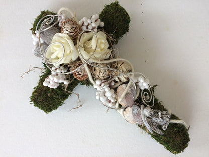 Grabgesteck Grabschmuck Urnengrab Gesteck Grab Allerheiligen Mooskreuz Kreuz Rose Grave Arrangument grave flowers longlasting – handgemacht aus Seiden- und Kunstblumen, langlebig & pflegeleicht von SarahsFlowerStudio