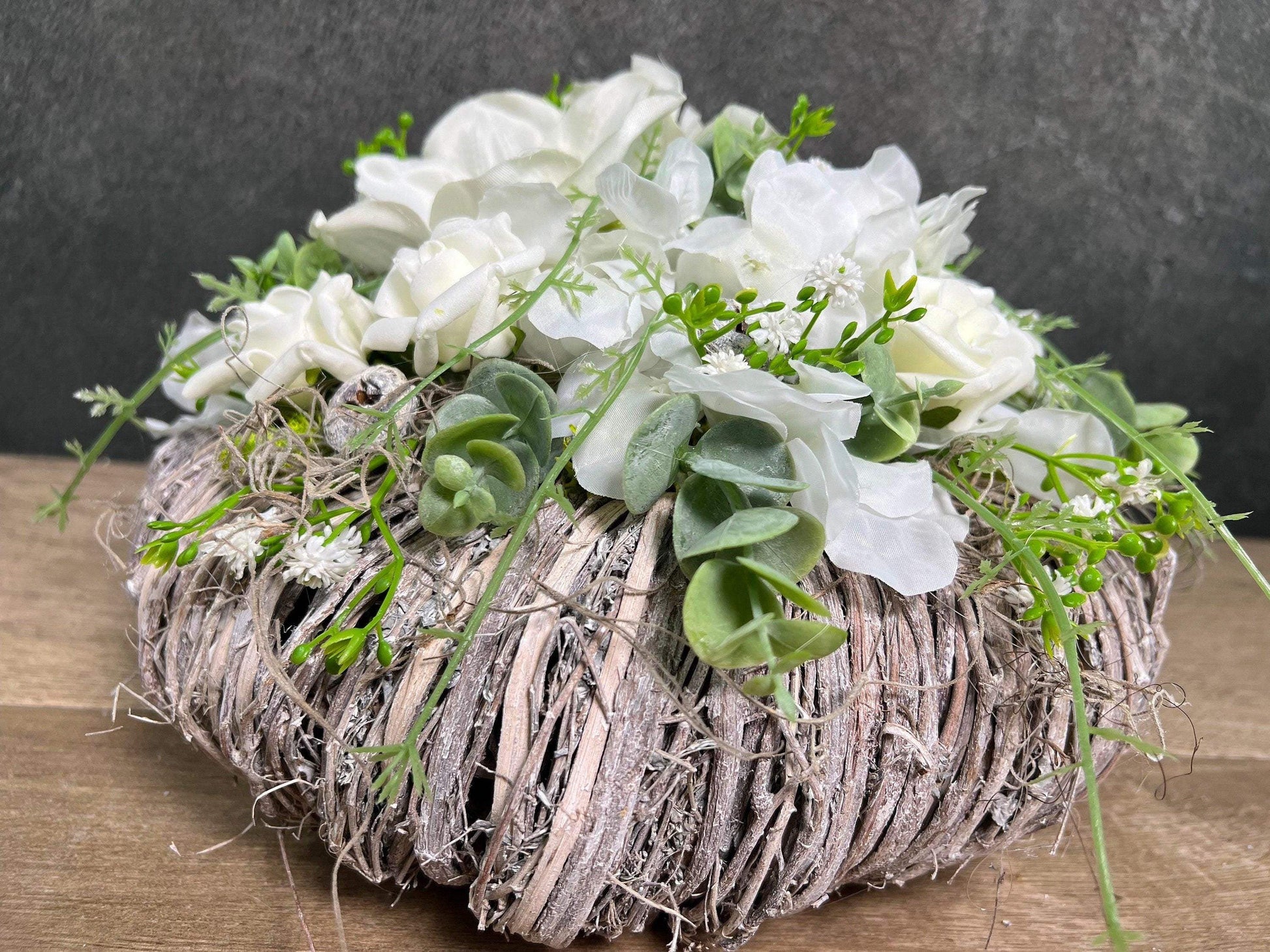 Grabgesteck Grabschmuck Rose Hortensie Amaryllis Eukalyptus Wunschfarbe Grabdeko Grabdekoration Allerheiligen – handgemacht aus Seiden- und Kunstblumen, langlebig & pflegeleicht von SarahsFlowerStudio