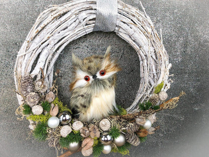 Advent Türkranz Türdeko Türschmuck Weihnachten Eule Kautz Moos Weide Zapfen mit LED – handgemacht aus Seiden- und Kunstblumen, langlebig & pflegeleicht von SarahsFlowerStudio