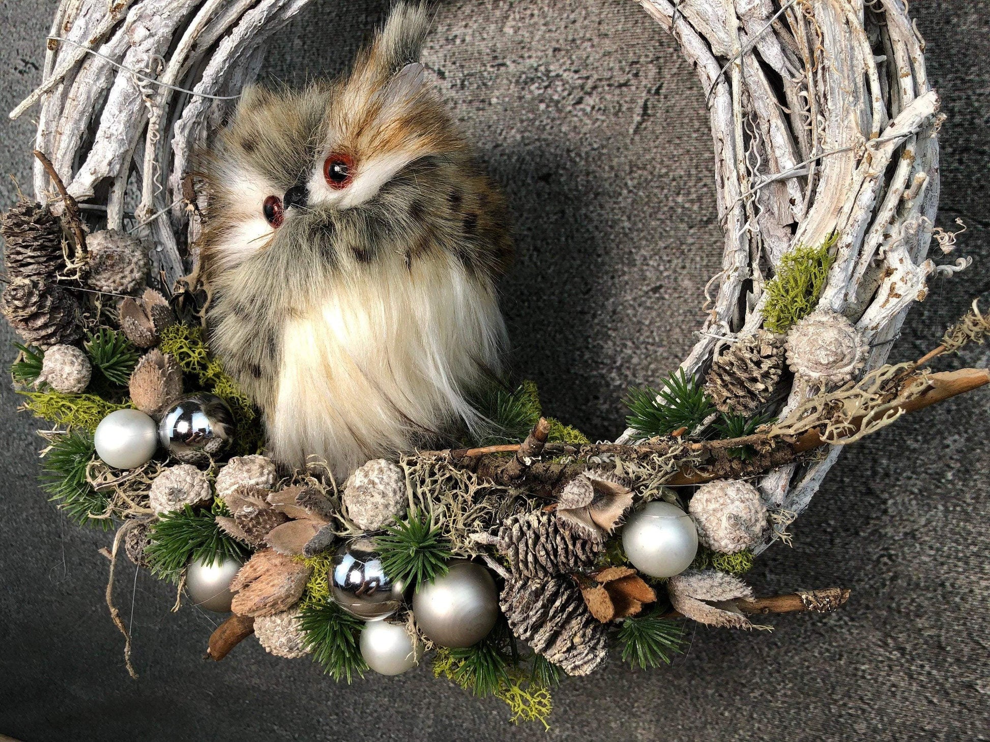 Advent Türkranz Türdeko Türschmuck Weihnachten Eule Kautz Moos Weide Zapfen mit LED – handgemacht aus Seiden- und Kunstblumen, langlebig & pflegeleicht von SarahsFlowerStudio