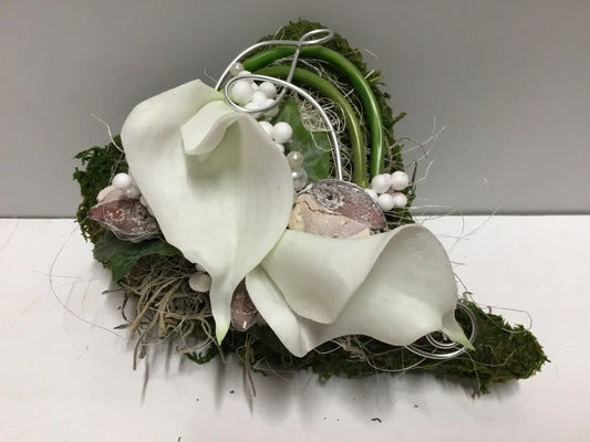 Grabgesteck Grabschmuck Urnengrab Gesteck Grab Allerheiligen Calla Winterlich Herz Moosherz Rose Grave Arrangument grave flowers longlasting – handgemacht aus Seiden- und Kunstblumen, langlebig & pflegeleicht von SarahsFlowerStudio