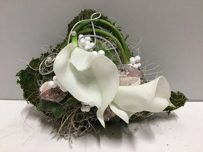 Grabgesteck Grabschmuck Urnengrab Gesteck Grab Allerheiligen Calla Winterlich Herz Moosherz Rose Grave Arrangument grave flowers longlasting – handgemacht aus Seiden- und Kunstblumen, langlebig & pflegeleicht von SarahsFlowerStudio