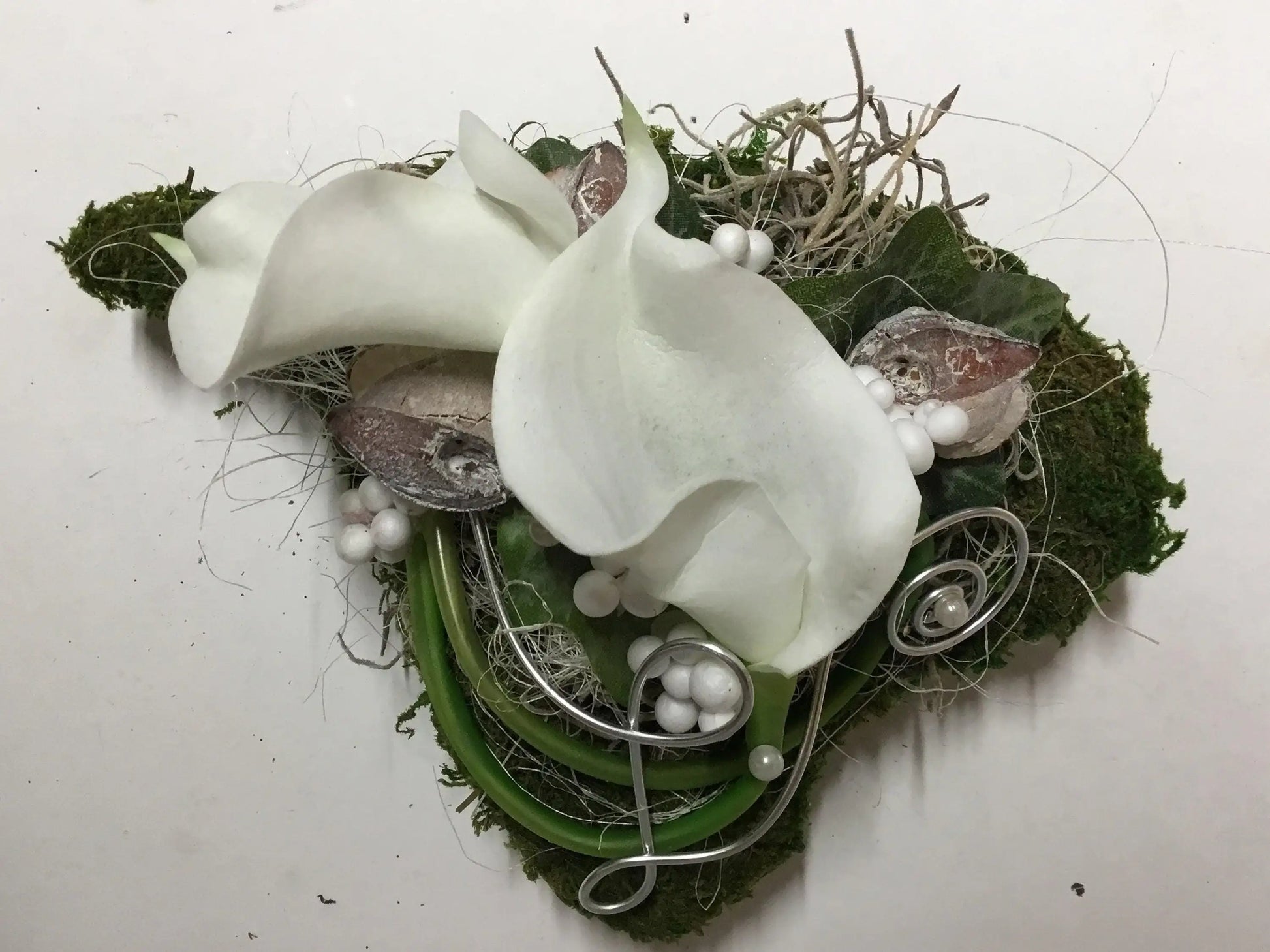 Grabgesteck Grabschmuck Urnengrab Gesteck Grab Allerheiligen Calla Winterlich Herz Moosherz Rose Grave Arrangument grave flowers longlasting – handgemacht aus Seiden- und Kunstblumen, langlebig & pflegeleicht von SarahsFlowerStudio