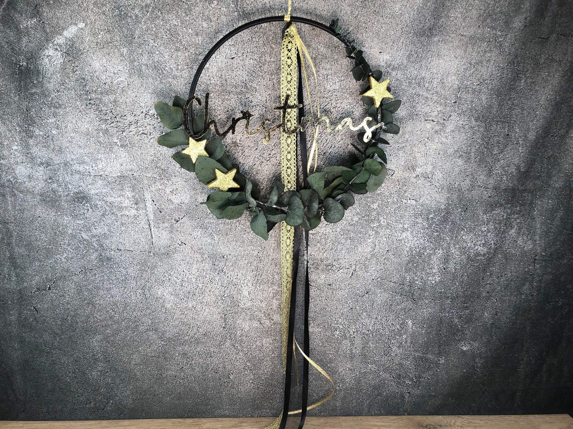 Türkranz Kranz Eukalyptus Christmas Advent Modern Ring Fenster Fensterschmuck Fensterdeko Weihnachten – handgemacht aus Seiden- und Kunstblumen, langlebig & pflegeleicht von SarahsFlowerStudio