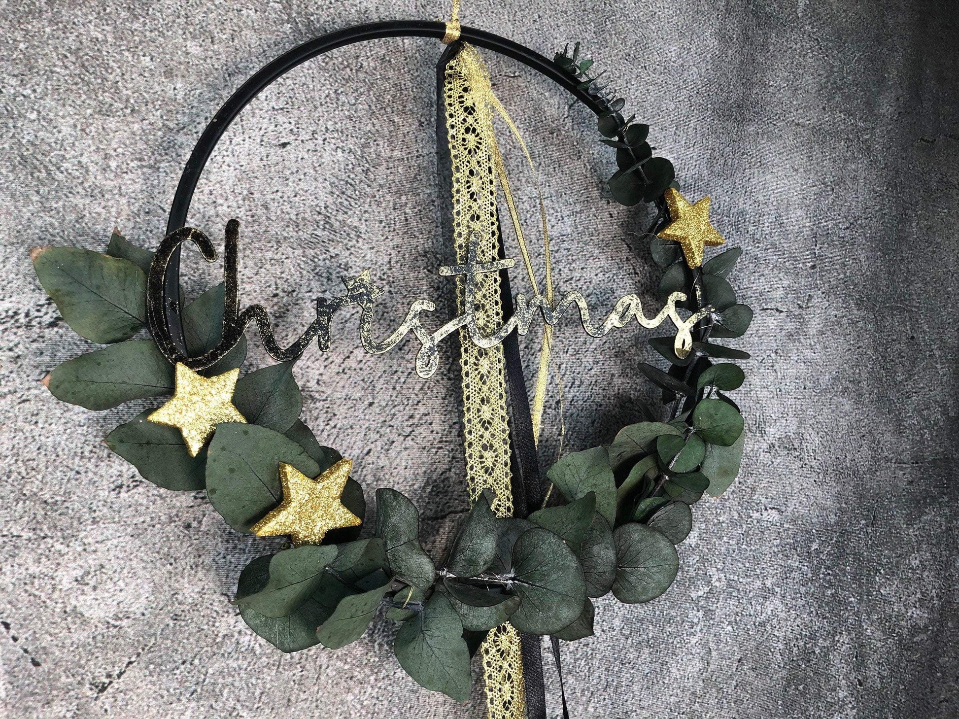 Türkranz Kranz Eukalyptus Christmas Advent Modern Ring Fenster Fensterschmuck Fensterdeko Weihnachten – handgemacht aus Seiden- und Kunstblumen, langlebig & pflegeleicht von SarahsFlowerStudio