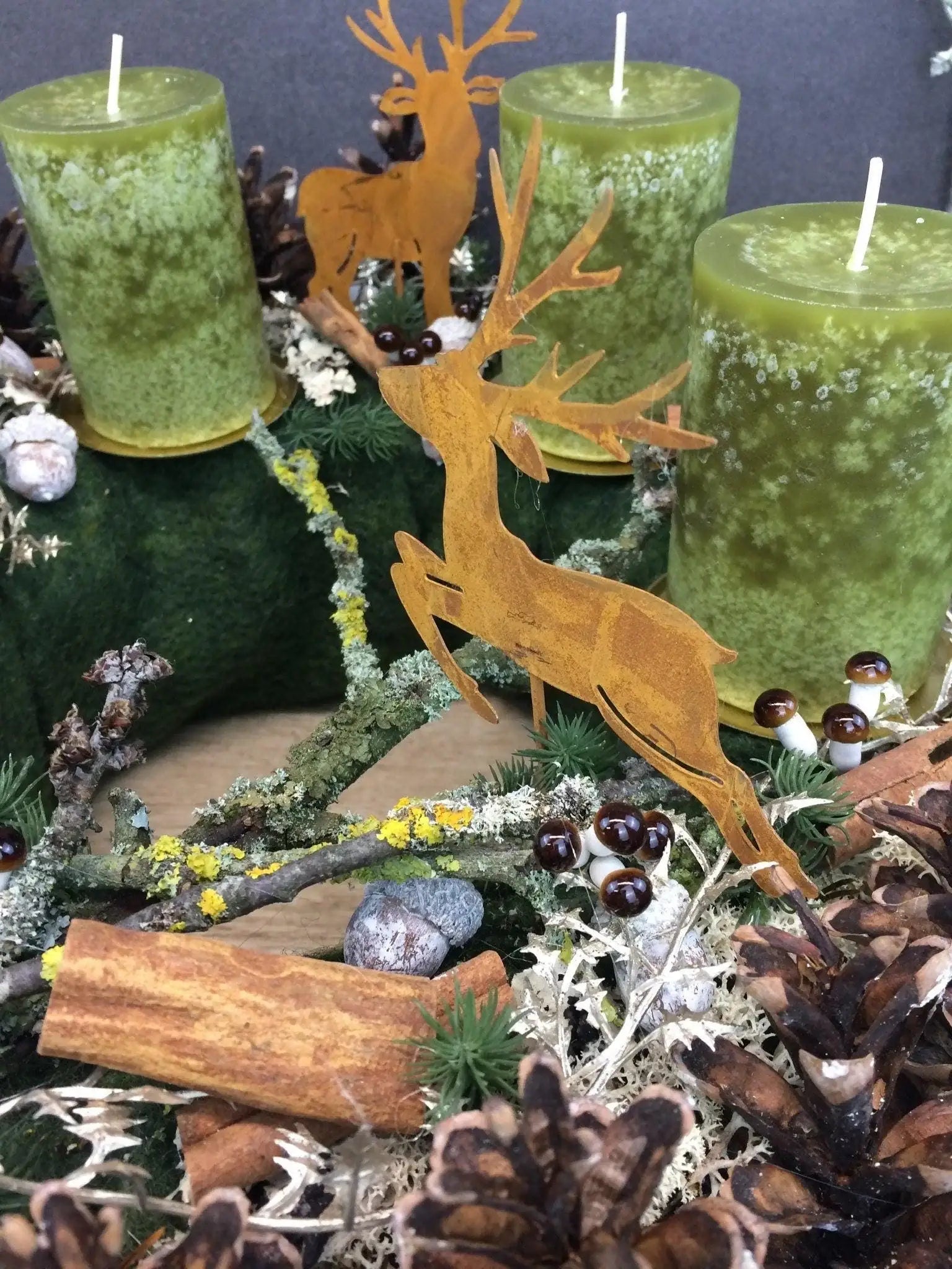 Adventskranz Adventskalender Zapfen Pilz Hirsch Zimt Kerzen Tanne Filz Modern Natürlich Getrocknet Künstlich Haltbar – handgemacht aus Seiden- und Kunstblumen, langlebig & pflegeleicht von SarahsFlowerStudio