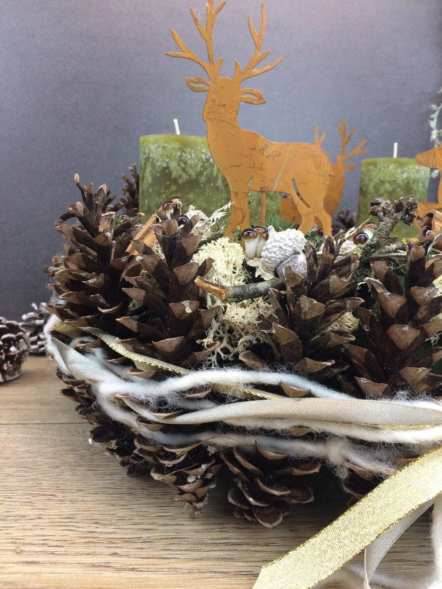 Adventskranz Adventskalender Zapfen Pilz Hirsch Zimt Kerzen Tanne Filz Modern Natürlich Getrocknet Künstlich Haltbar – handgemacht aus Seiden- und Kunstblumen, langlebig & pflegeleicht von SarahsFlowerStudio