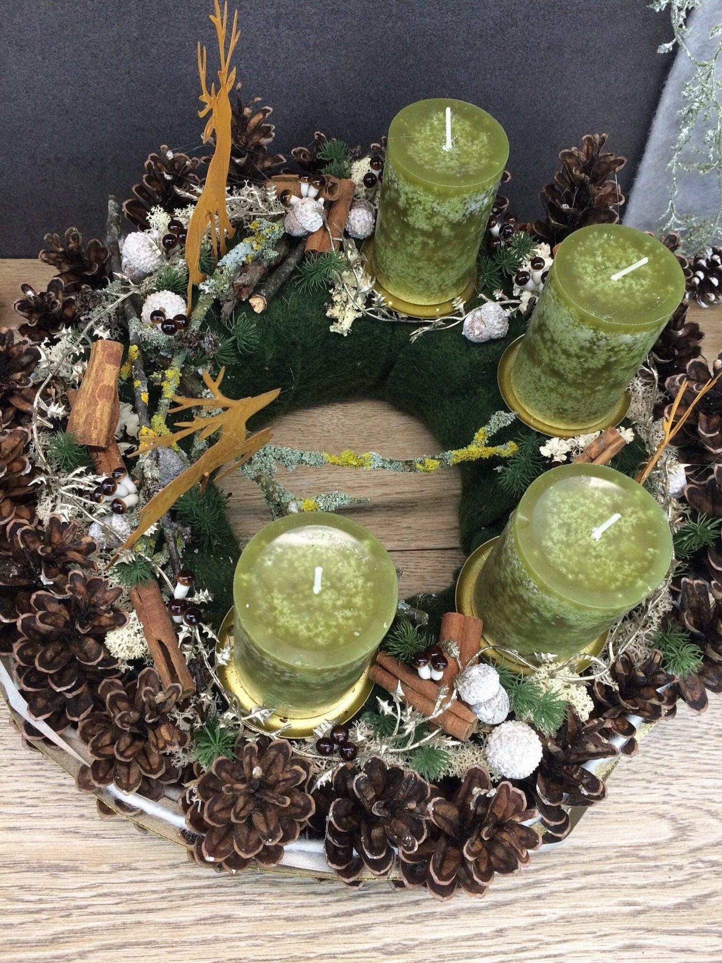 Adventskranz Adventskalender Zapfen Pilz Hirsch Zimt Kerzen Tanne Filz Modern Natürlich Getrocknet Künstlich Haltbar – handgemacht aus Seiden- und Kunstblumen, langlebig & pflegeleicht von SarahsFlowerStudio