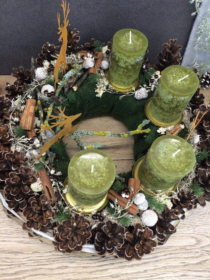 Adventskranz Adventskalender Zapfen Pilz Hirsch Zimt Kerzen Tanne Filz Modern Natürlich Getrocknet Künstlich Haltbar – handgemacht aus Seiden- und Kunstblumen, langlebig & pflegeleicht von SarahsFlowerStudio