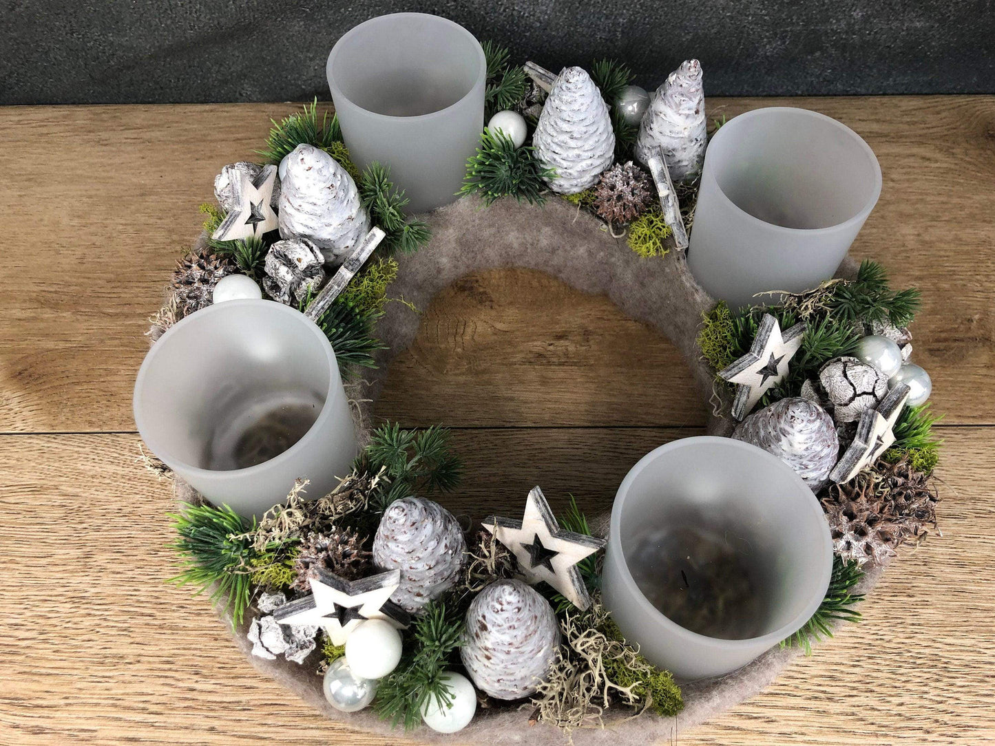 Adventskranz Adventskalender Wachs Zapfen Gläser Maxi Sterne Filz Moos mehrjährig groß rund – handgemacht aus Seiden- und Kunstblumen, langlebig & pflegeleicht von SarahsFlowerStudio