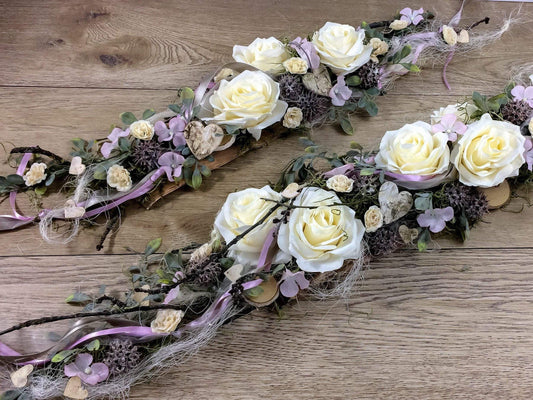 Tischdekoration Tischgesteck in Wunschfarbe Eukalyptus Rose Deko Dekoration Birkenscheiben – handgemacht aus Seiden- und Kunstblumen, langlebig & pflegeleicht von SarahsFlowerStudio