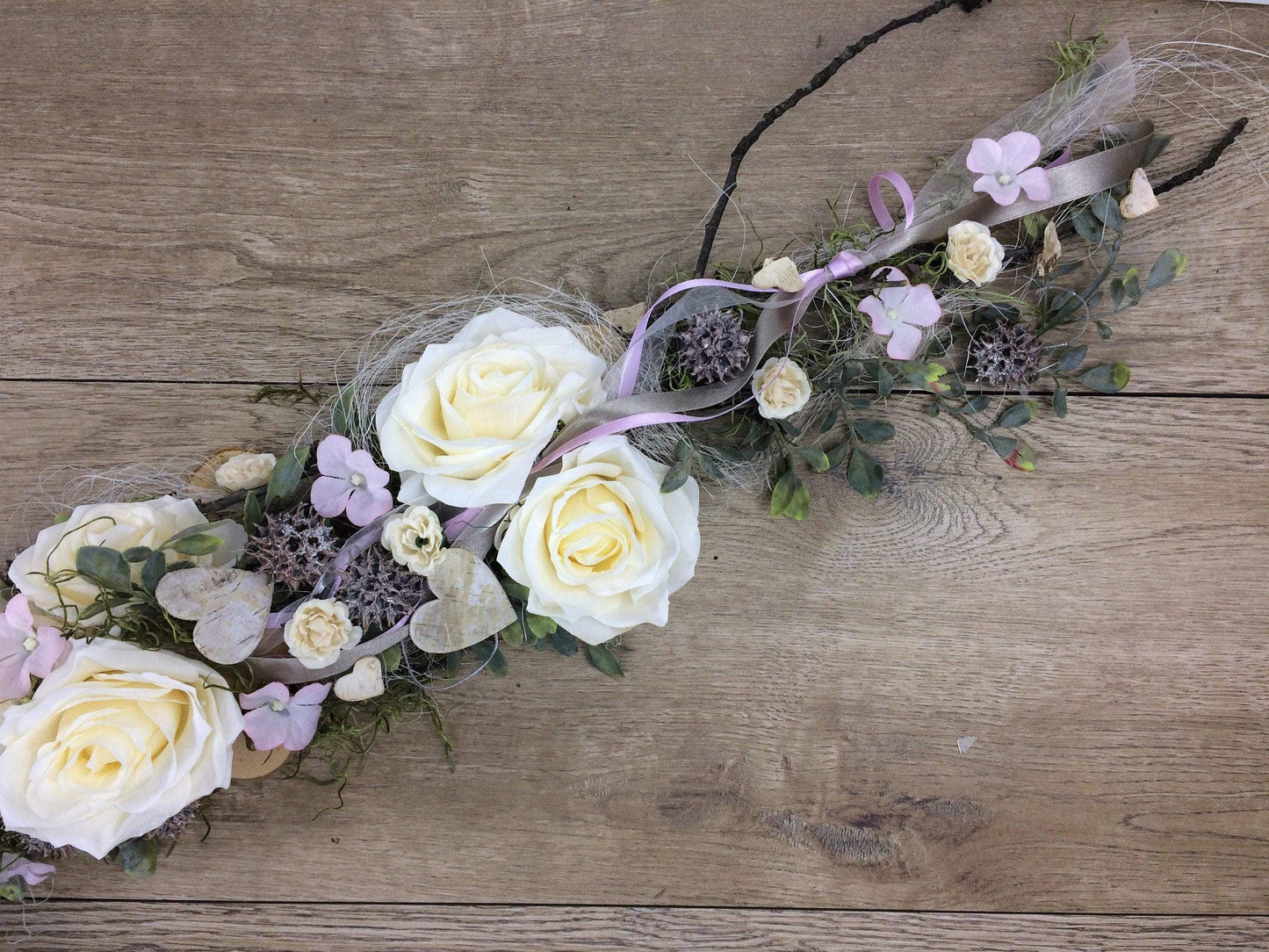 Tischdekoration Tischgesteck in Wunschfarbe Eukalyptus Rose Deko Dekoration Birkenscheiben – handgemacht aus Seiden- und Kunstblumen, langlebig & pflegeleicht von SarahsFlowerStudio