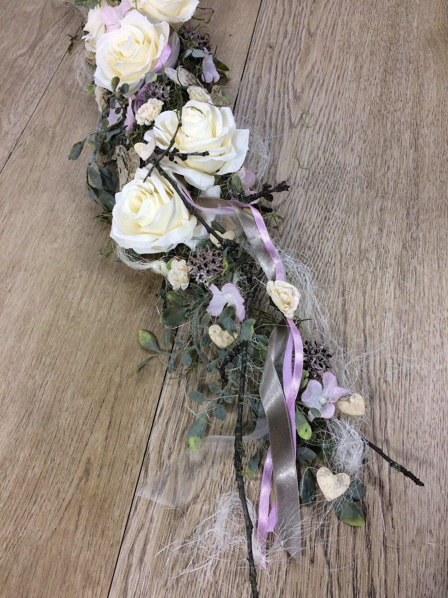 Tischdekoration Tischgesteck in Wunschfarbe Eukalyptus Rose Deko Dekoration Birkenscheiben – handgemacht aus Seiden- und Kunstblumen, langlebig & pflegeleicht von SarahsFlowerStudio