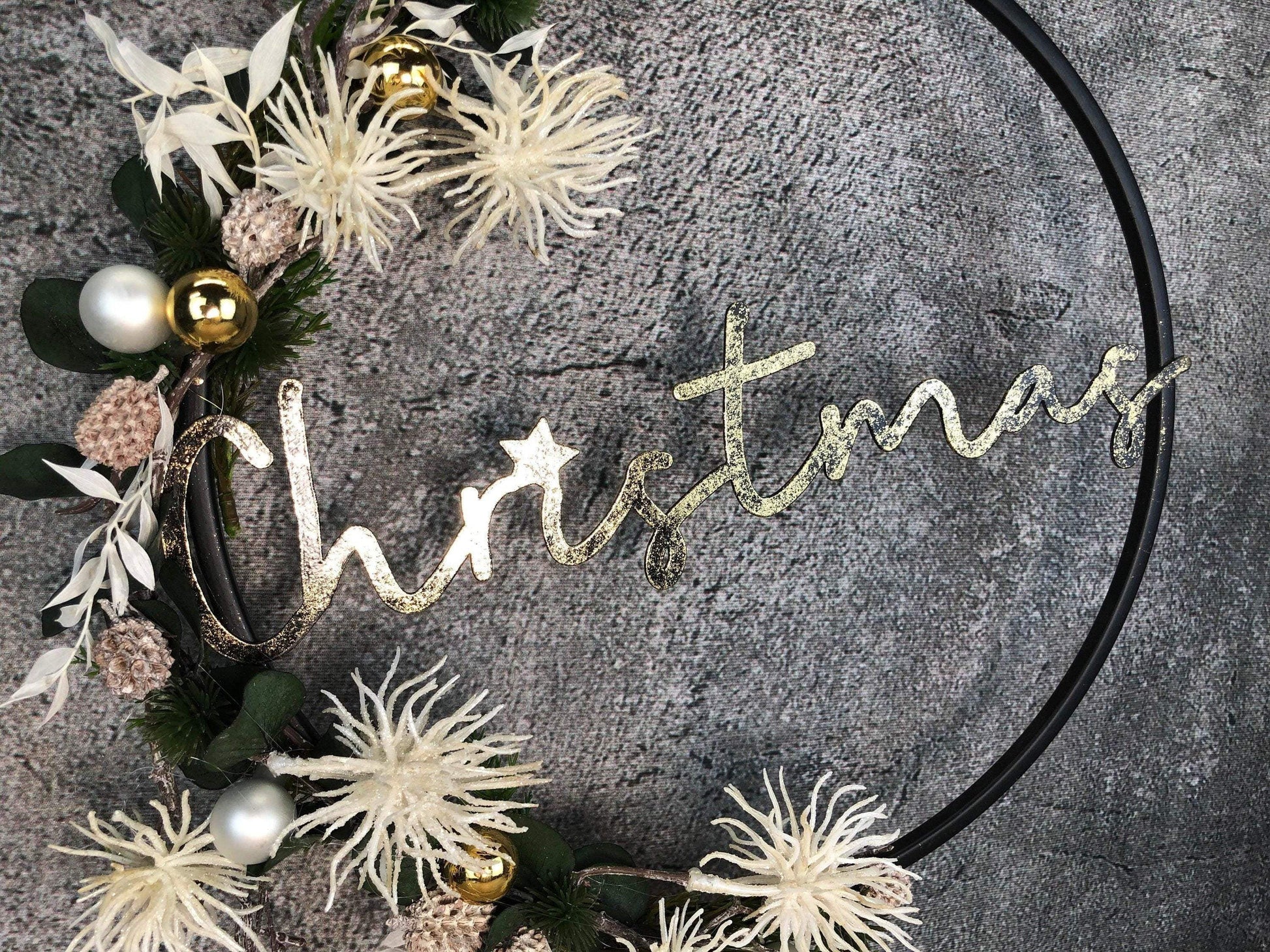 Türkranz Kranz Eukalyptus Christmas Advent Modern Ring Fenster Fensterschmuck Fensterdeko Weihnachten – handgemacht aus Seiden- und Kunstblumen, langlebig & pflegeleicht von SarahsFlowerStudio