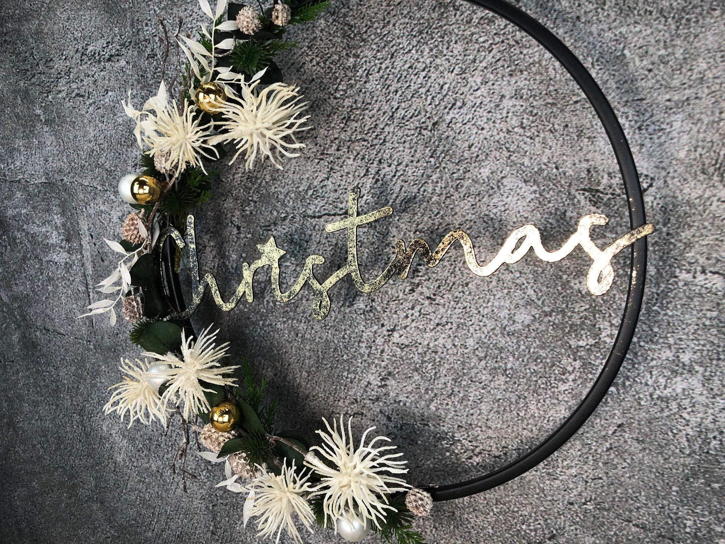 Türkranz Kranz Eukalyptus Christmas Advent Modern Ring Fenster Fensterschmuck Fensterdeko Weihnachten – handgemacht aus Seiden- und Kunstblumen, langlebig & pflegeleicht von SarahsFlowerStudio