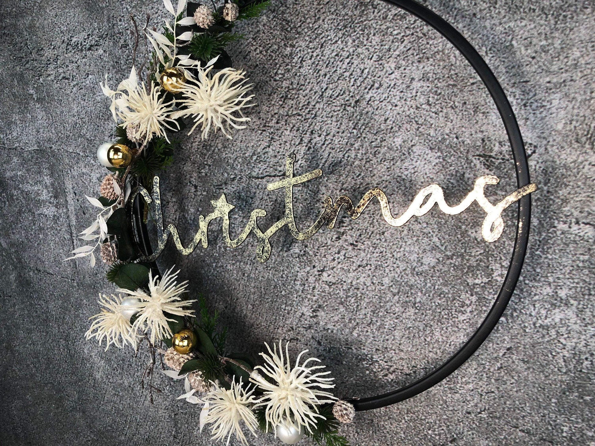 Türkranz Kranz Eukalyptus Christmas Advent Modern Ring Fenster Fensterschmuck Fensterdeko Weihnachten – handgemacht aus Seiden- und Kunstblumen, langlebig & pflegeleicht von SarahsFlowerStudio