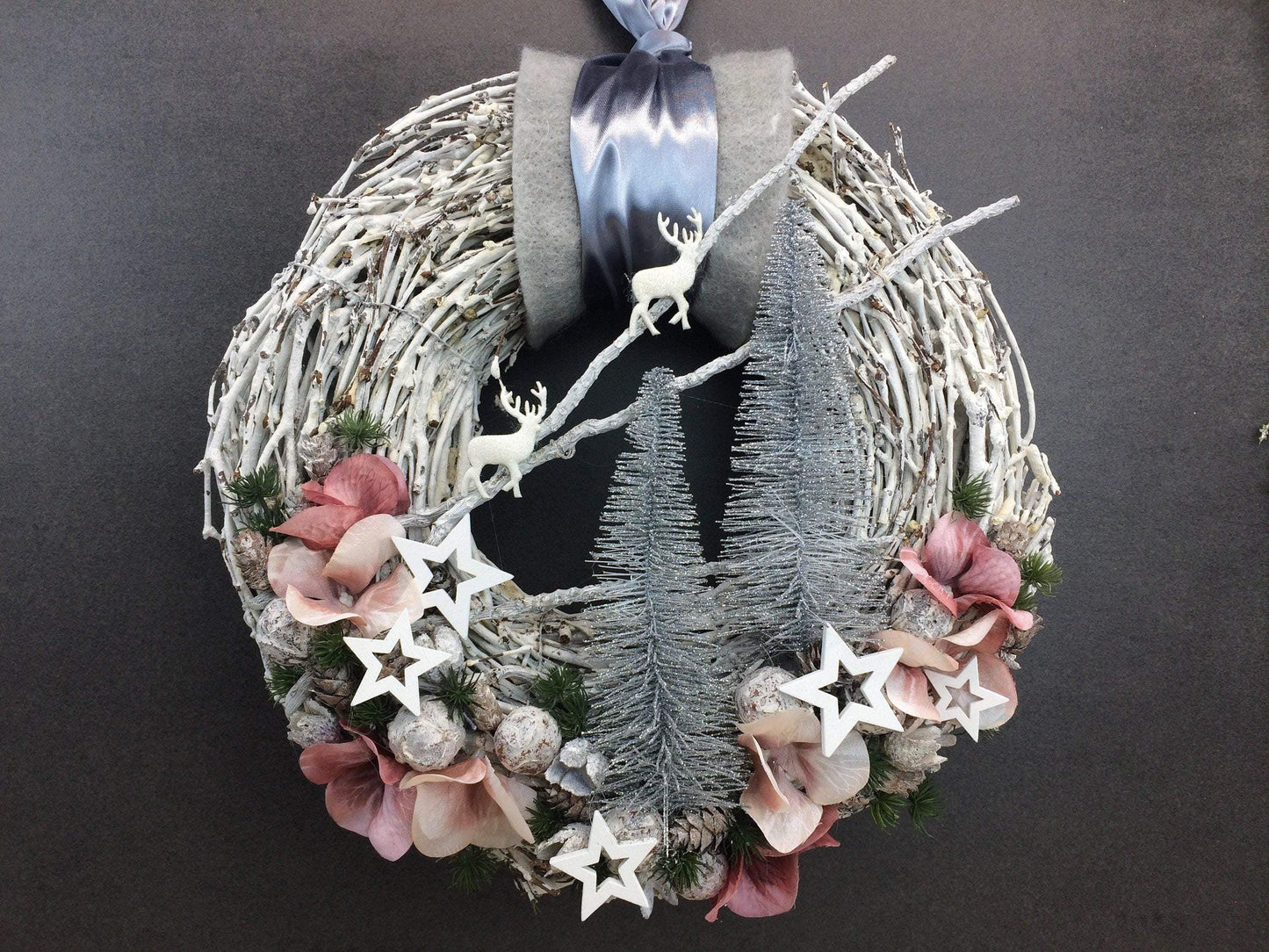 Advent Türkranz Türdeko Türschmuck Weihnachten Weidenkranz Wachskranz Adventskranz Sterne Tannenbaum Hirsch Tanne Filz Draht – handgemacht aus Seiden- und Kunstblumen, langlebig & pflegeleicht von SarahsFlowerStudio