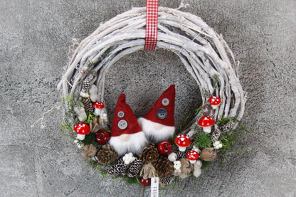 Türkranz Türdeko Türschmuck Weihnachten Weidenkranz Wichtel Zapfen Pilz Stern Apfel Knöpfe Tanne Band Modern – handgemacht aus Seiden- und Kunstblumen, langlebig & pflegeleicht von SarahsFlowerStudio