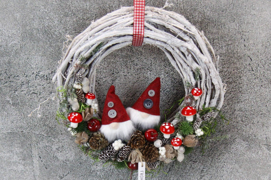 Türkranz Türdeko Türschmuck Weihnachten Weidenkranz Wichtel Zapfen Pilz Stern Apfel Knöpfe Tanne Band Modern – handgemacht aus Seiden- und Kunstblumen, langlebig & pflegeleicht von SarahsFlowerStudio