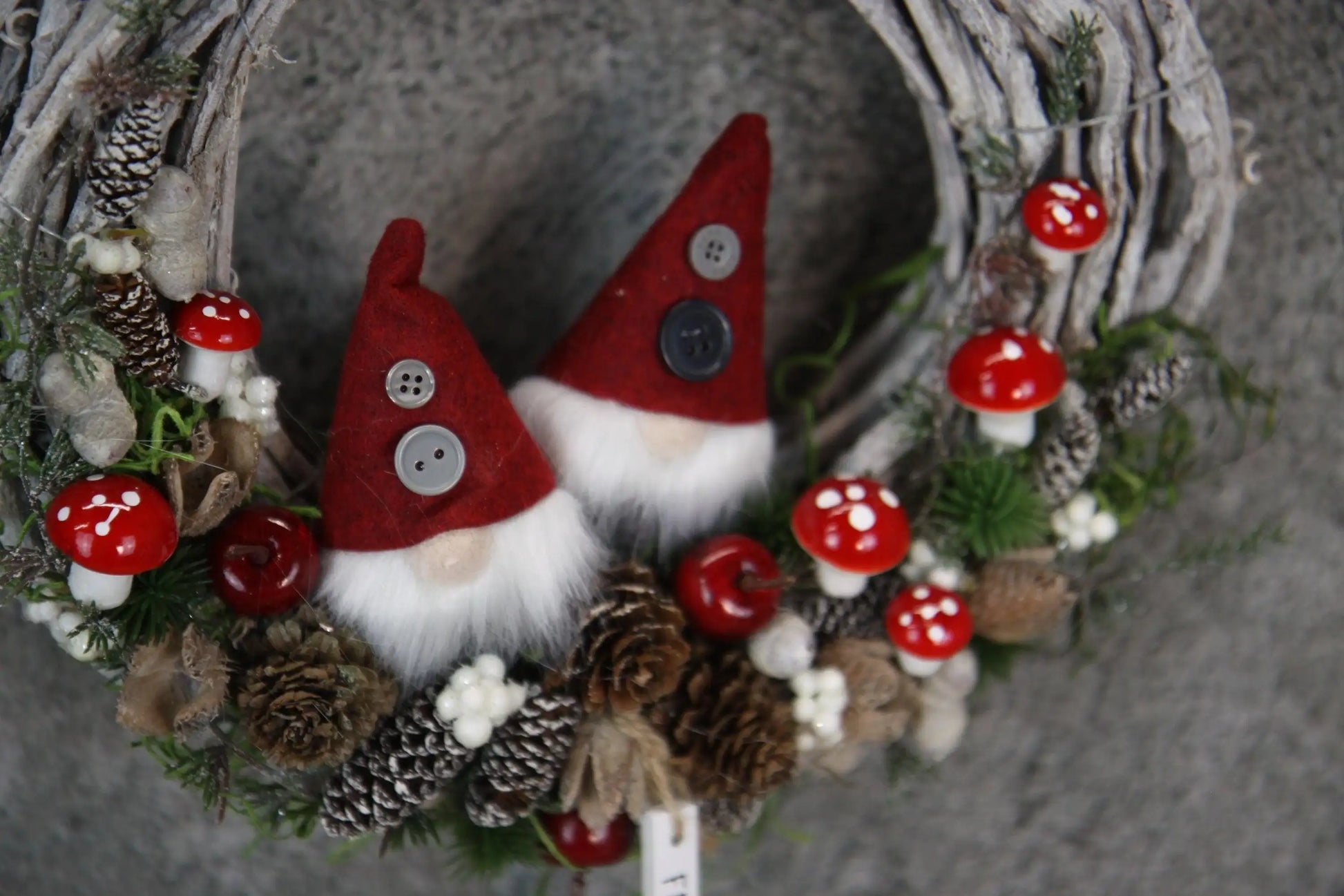 Türkranz Türdeko Türschmuck Weihnachten Weidenkranz Wichtel Zapfen Pilz Stern Apfel Knöpfe Tanne Band Modern – handgemacht aus Seiden- und Kunstblumen, langlebig & pflegeleicht von SarahsFlowerStudio