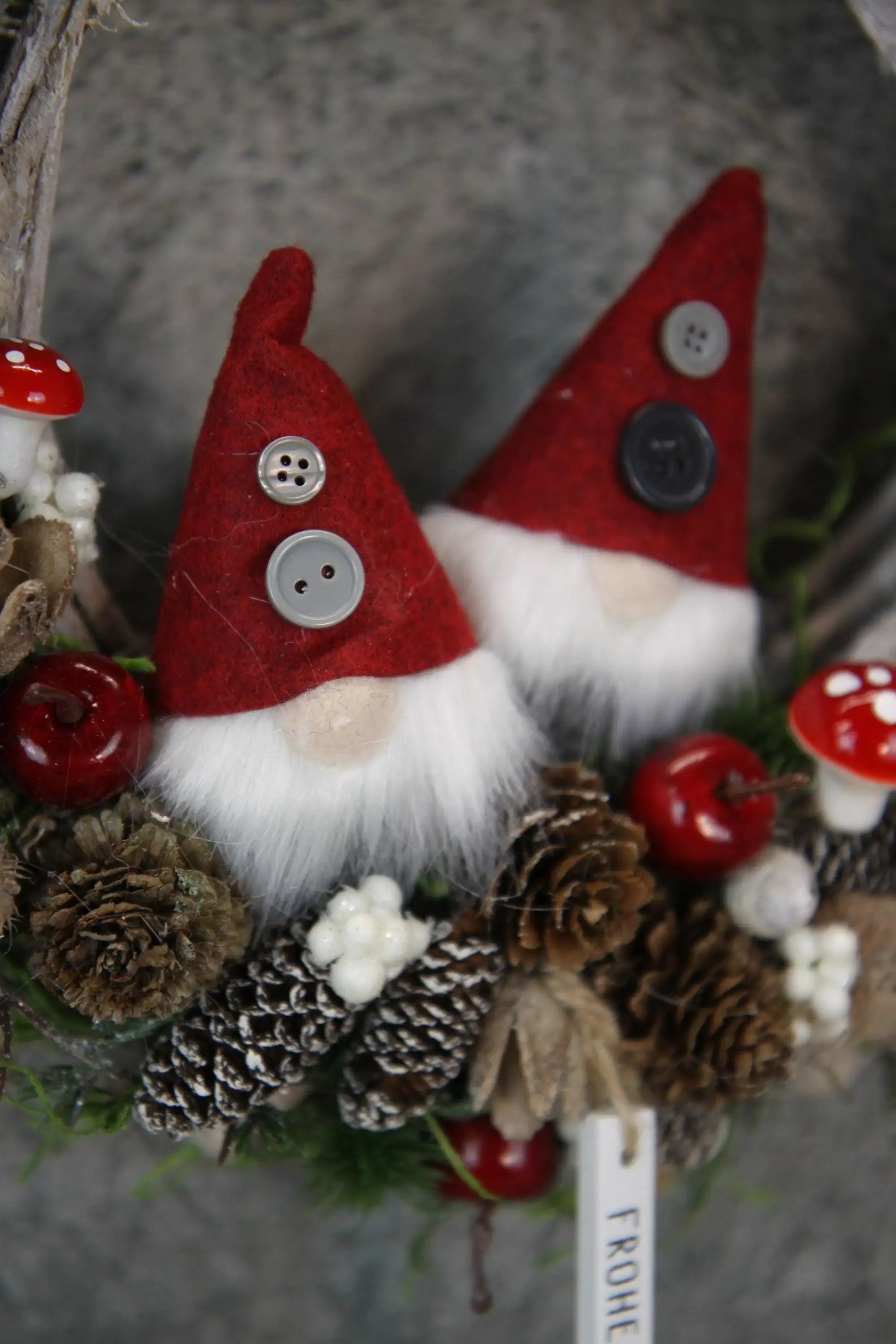 Türkranz Türdeko Türschmuck Weihnachten Weidenkranz Wichtel Zapfen Pilz Stern Apfel Knöpfe Tanne Band Modern – handgemacht aus Seiden- und Kunstblumen, langlebig & pflegeleicht von SarahsFlowerStudio