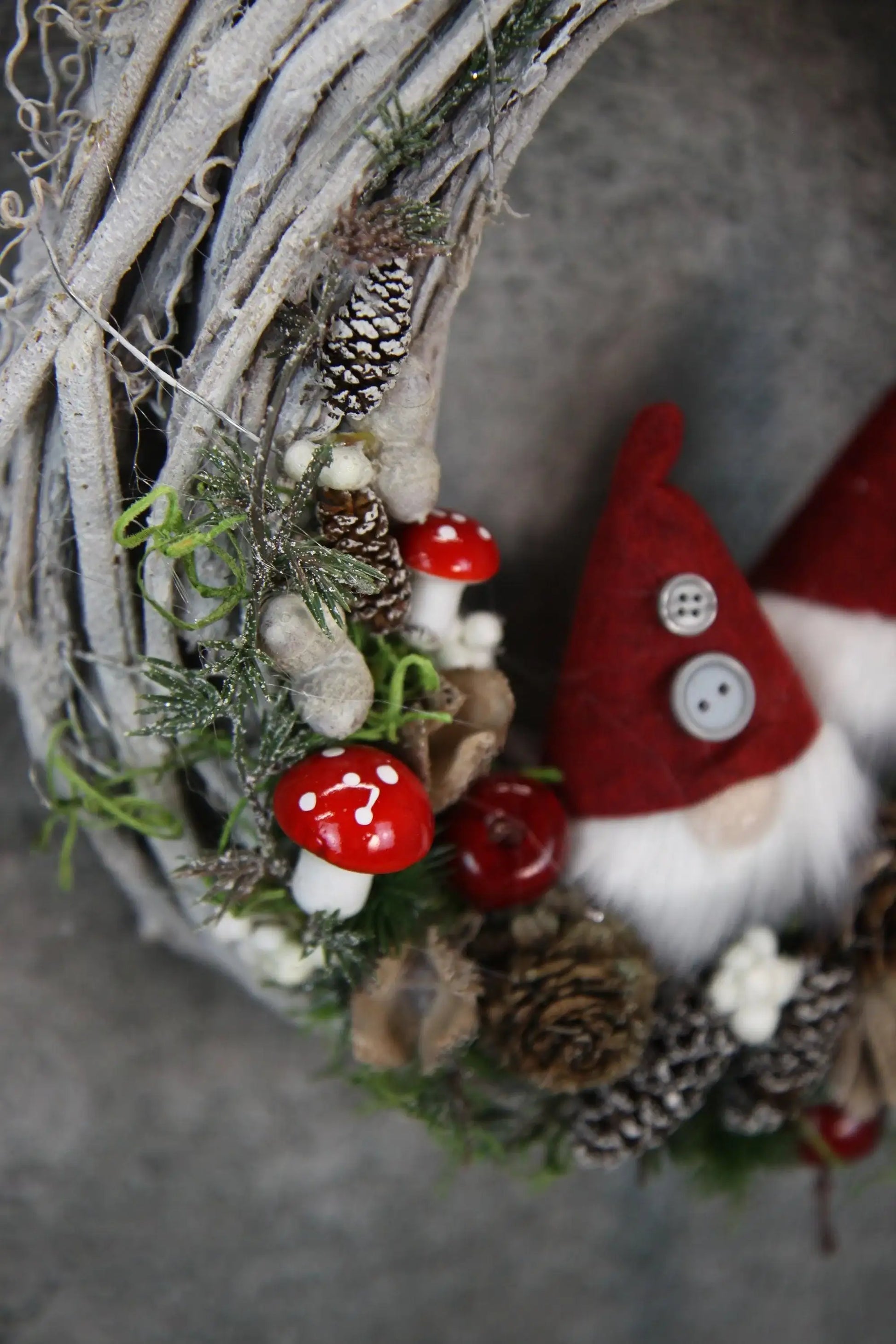 Türkranz Türdeko Türschmuck Weihnachten Weidenkranz Wichtel Zapfen Pilz Stern Apfel Knöpfe Tanne Band Modern – handgemacht aus Seiden- und Kunstblumen, langlebig & pflegeleicht von SarahsFlowerStudio