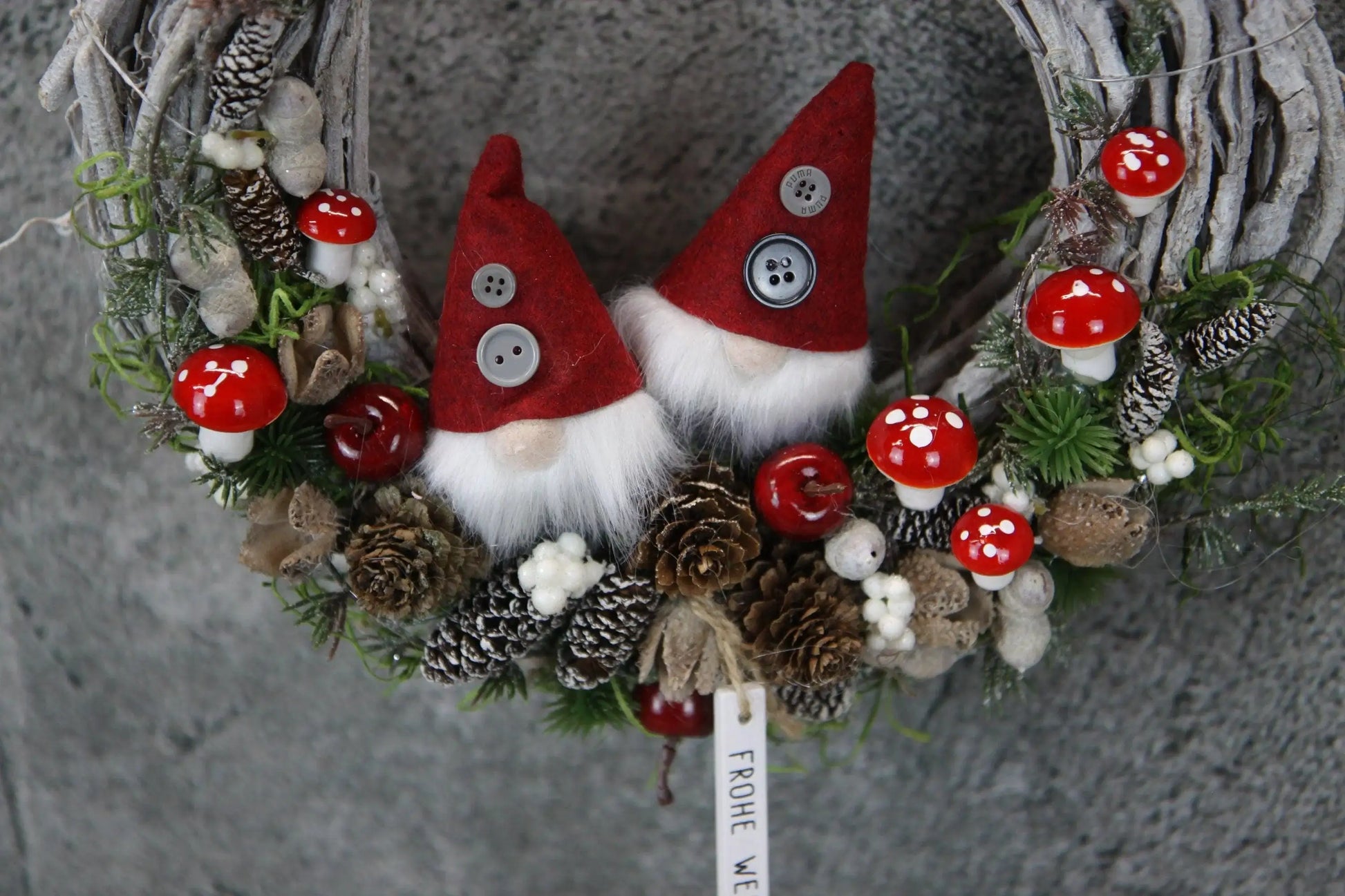 Türkranz Türdeko Türschmuck Weihnachten Weidenkranz Wichtel Zapfen Pilz Stern Apfel Knöpfe Tanne Band Modern – handgemacht aus Seiden- und Kunstblumen, langlebig & pflegeleicht von SarahsFlowerStudio