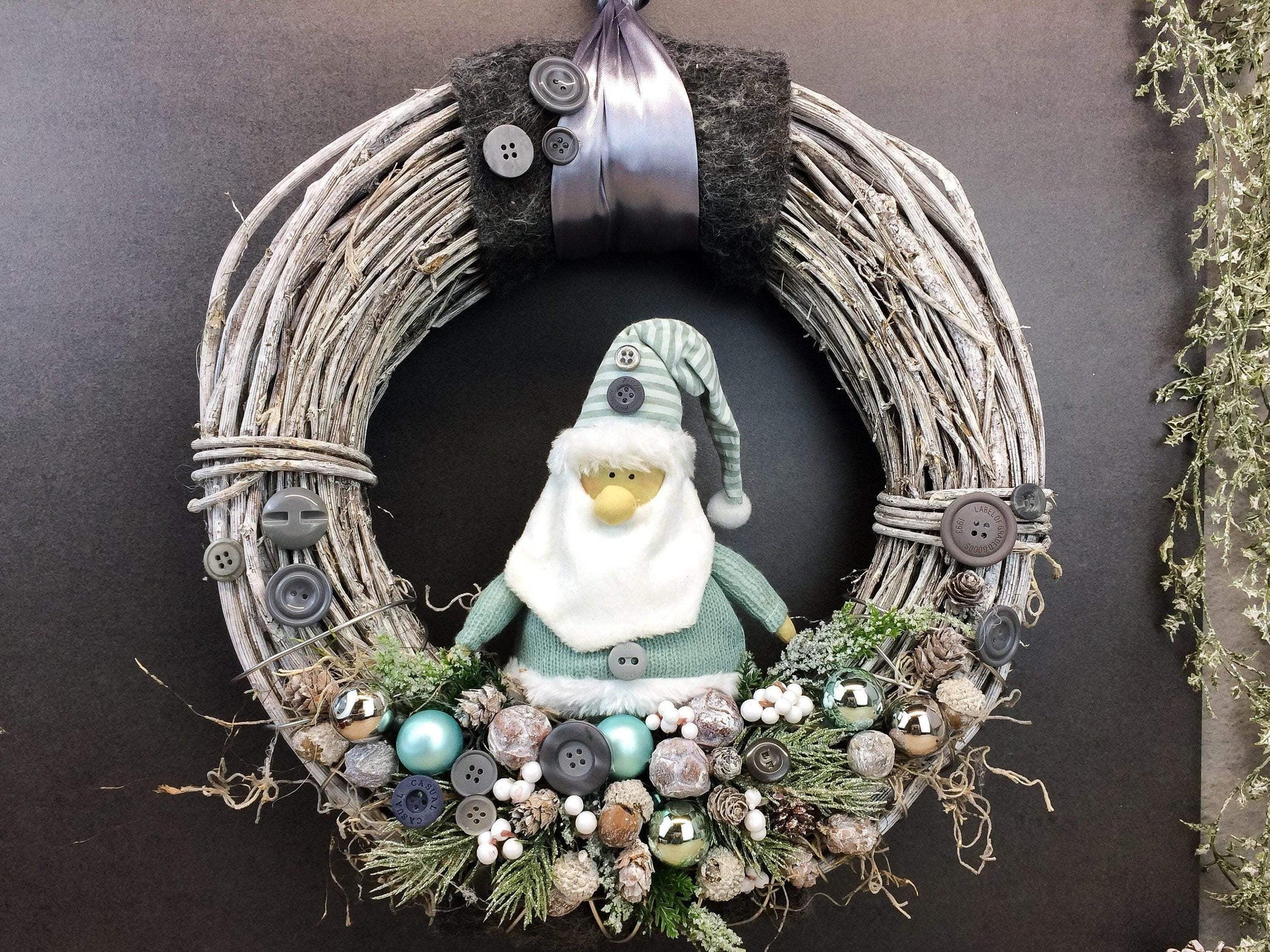 Advent Türkranz Türdeko Türschmuck Weihnachten Weidenkranz Wichtel 37cm Modern – handgemacht aus Seiden- und Kunstblumen, langlebig & pflegeleicht von SarahsFlowerStudio