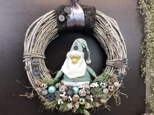 Advent Türkranz Türdeko Türschmuck Weihnachten Weidenkranz Wichtel 37cm Modern – handgemacht aus Seiden- und Kunstblumen, langlebig & pflegeleicht von SarahsFlowerStudio