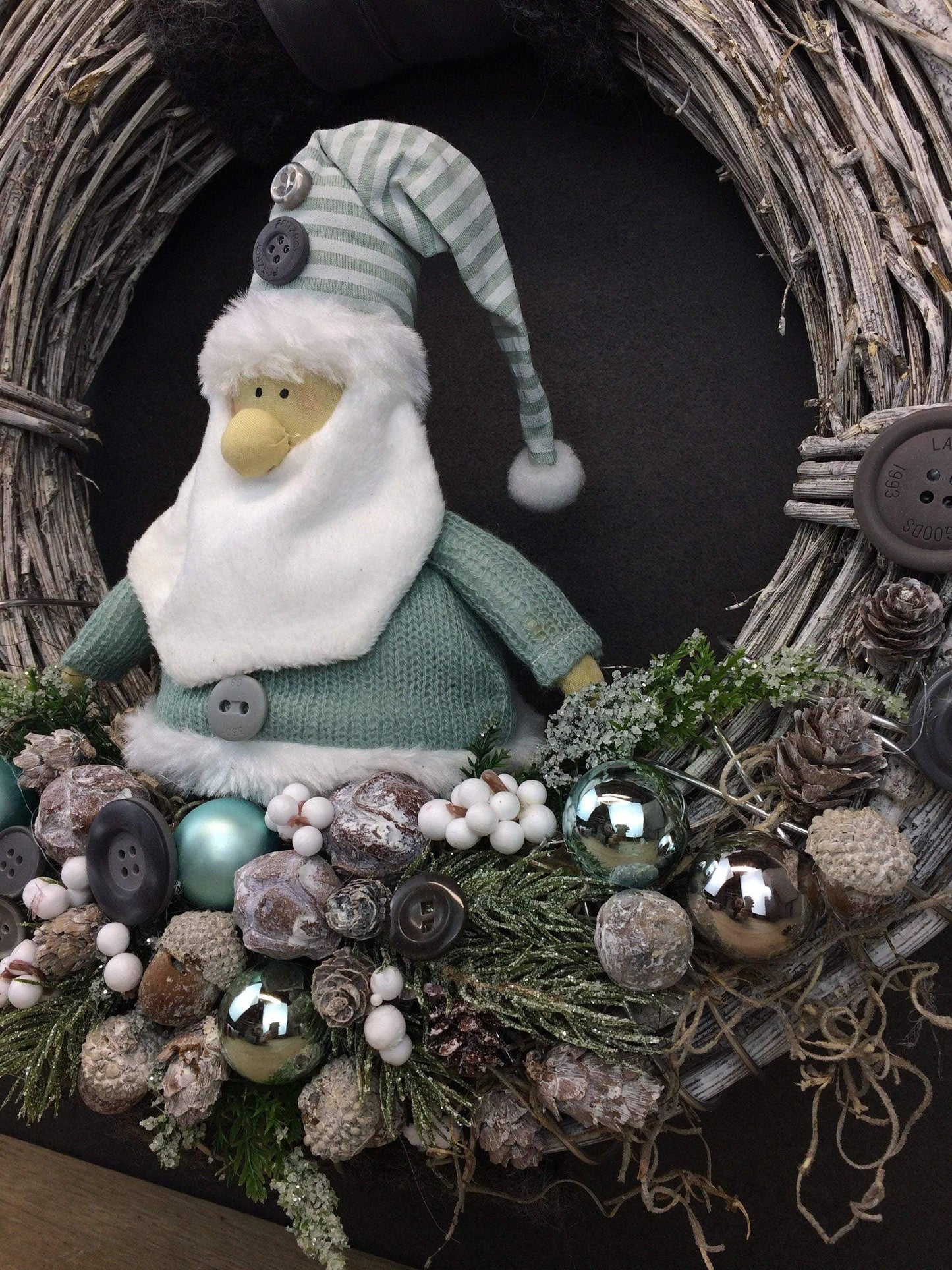 Advent Türkranz Türdeko Türschmuck Weihnachten Weidenkranz Wichtel 37cm Modern – handgemacht aus Seiden- und Kunstblumen, langlebig & pflegeleicht von SarahsFlowerStudio