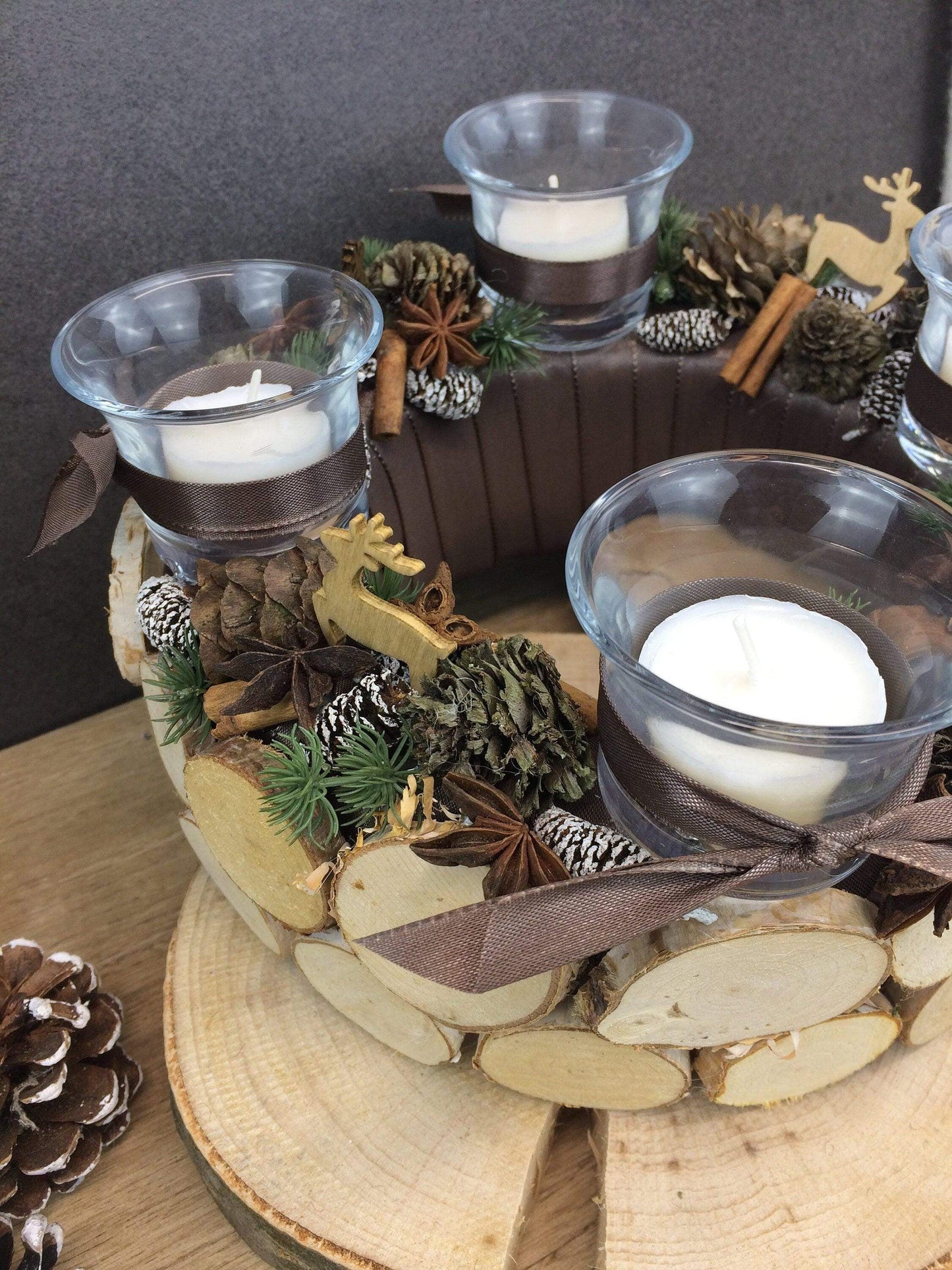 Adventskranz Wunschfarbe Hirsch Zapfen Birke Wunschfarbe Teelicht Anis Zimt – handgemacht aus Seiden- und Kunstblumen, langlebig & pflegeleicht von SarahsFlowerStudio