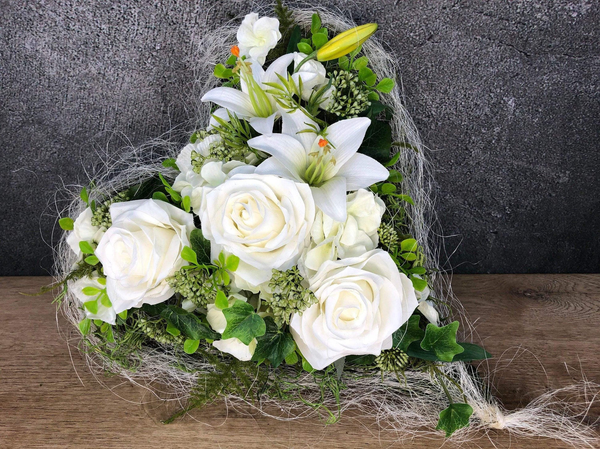 Grabgesteck mit weißen Lilien und Rosen Grabschmuck Herz Farbwunsch Grabdeko Grabdekoration – handgemacht aus Seiden- und Kunstblumen, langlebig & pflegeleicht von SarahsFlowerStudio