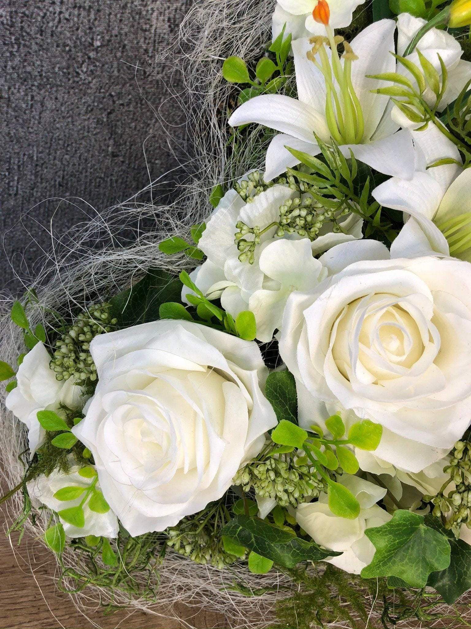Grabgesteck mit weißen Lilien und Rosen Grabschmuck Herz Farbwunsch Grabdeko Grabdekoration – handgemacht aus Seiden- und Kunstblumen, langlebig & pflegeleicht von SarahsFlowerStudio