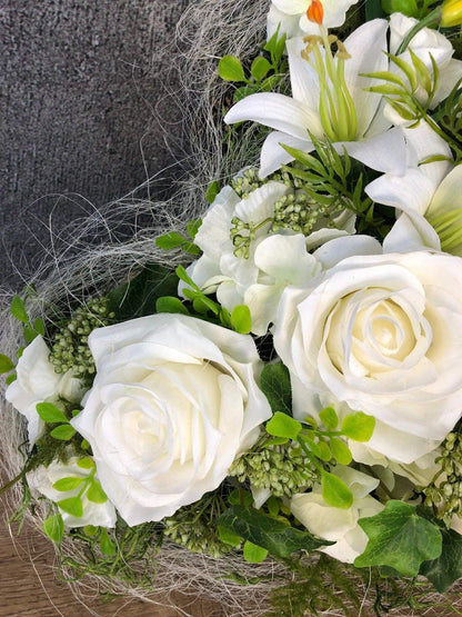 Grabgesteck mit weißen Lilien und Rosen Grabschmuck Herz Farbwunsch Grabdeko Grabdekoration – handgemacht aus Seiden- und Kunstblumen, langlebig & pflegeleicht von SarahsFlowerStudio