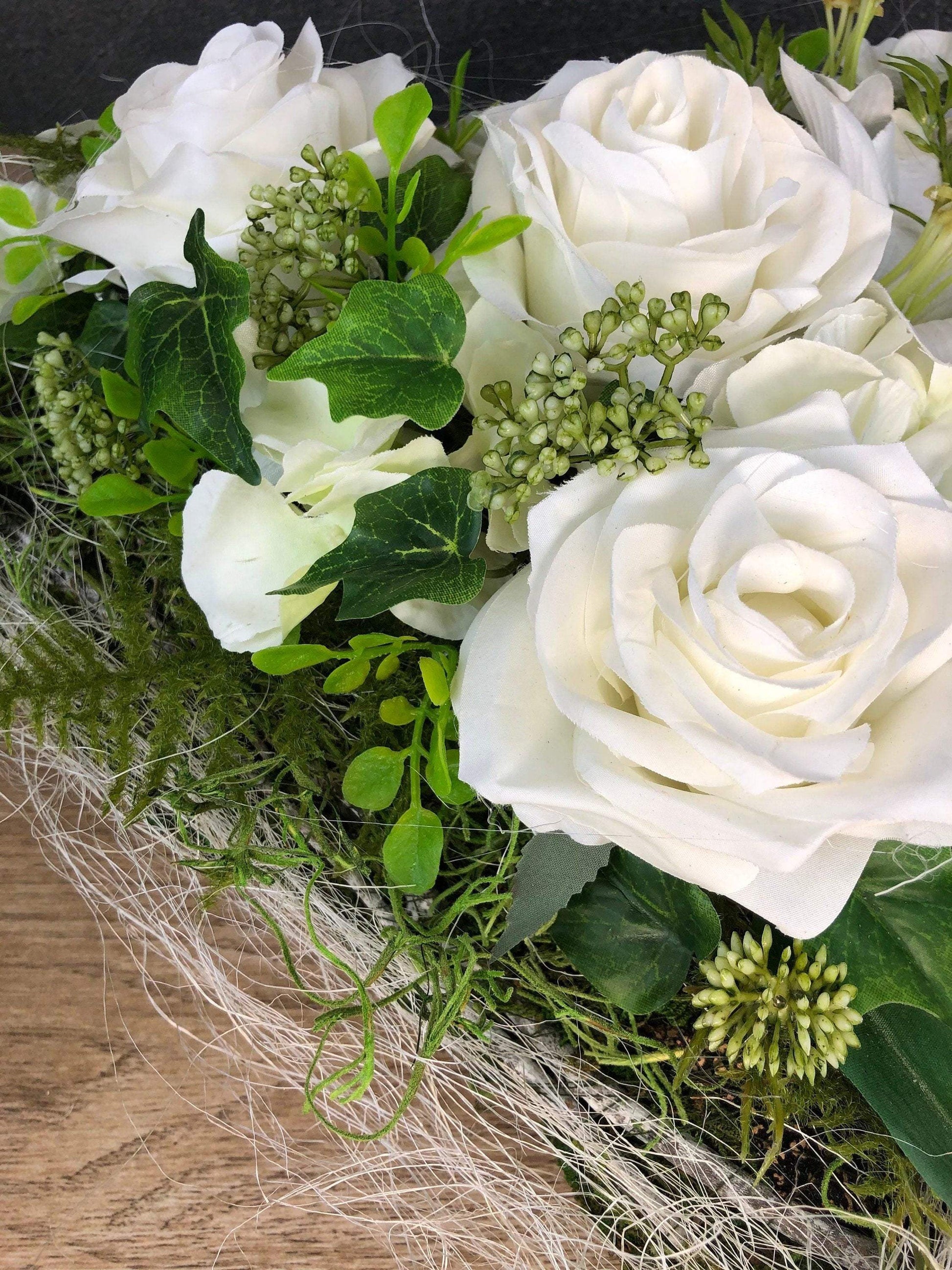 Grabgesteck mit weißen Lilien und Rosen Grabschmuck Herz Farbwunsch Grabdeko Grabdekoration – handgemacht aus Seiden- und Kunstblumen, langlebig & pflegeleicht von SarahsFlowerStudio
