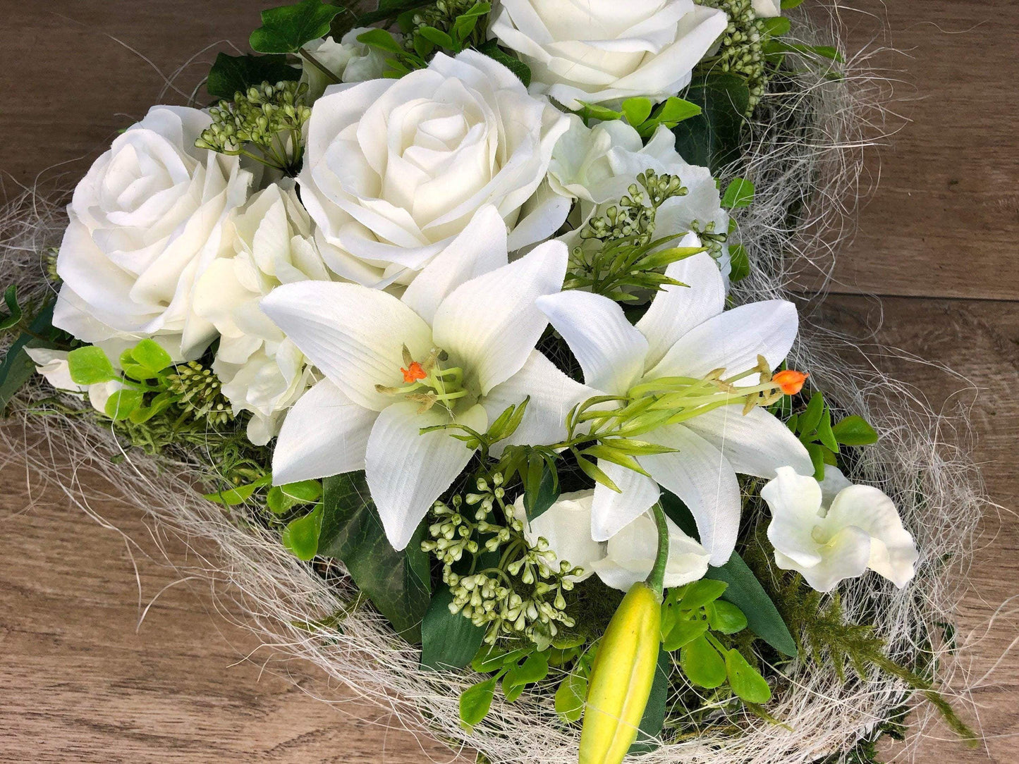 Grabgesteck mit weißen Lilien und Rosen Grabschmuck Herz Farbwunsch Grabdeko Grabdekoration – handgemacht aus Seiden- und Kunstblumen, langlebig & pflegeleicht von SarahsFlowerStudio