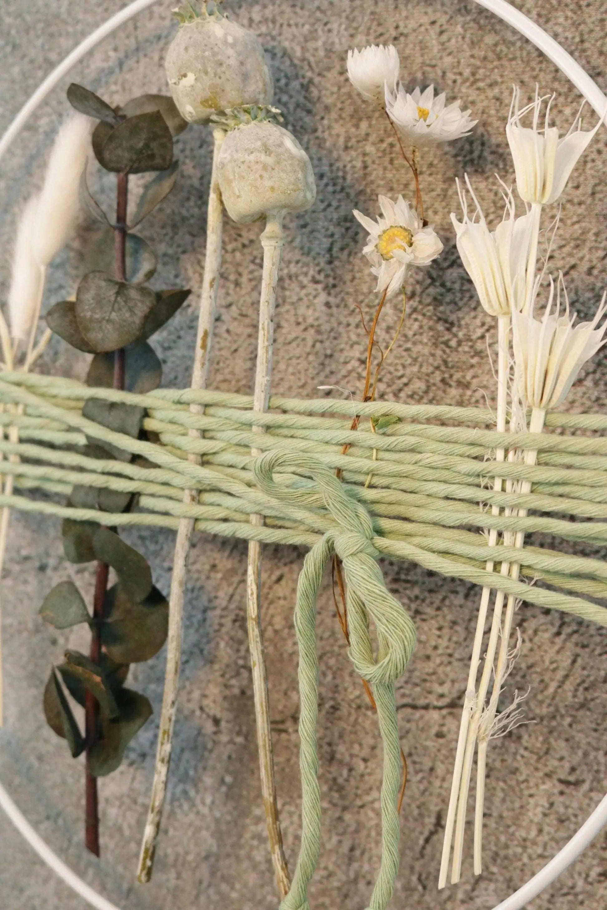 Türkranz Kranz Ring Gräser Wandkranz Trockenblumen Natur natürlich Hoop Fensterdeko – handgemacht aus Seiden- und Kunstblumen, langlebig & pflegeleicht von SarahsFlowerStudio