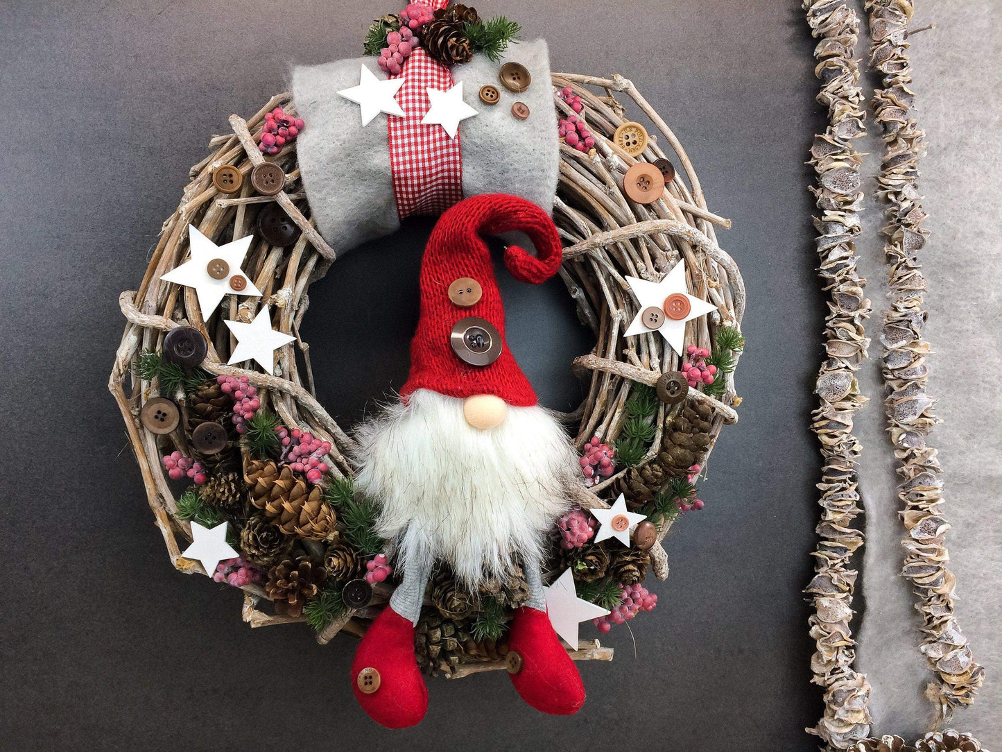 Advent Türkranz Türdeko Türschmuck Weihnachten Weidenkranz Wichtel – handgemacht aus Seiden- und Kunstblumen, langlebig & pflegeleicht von SarahsFlowerStudio