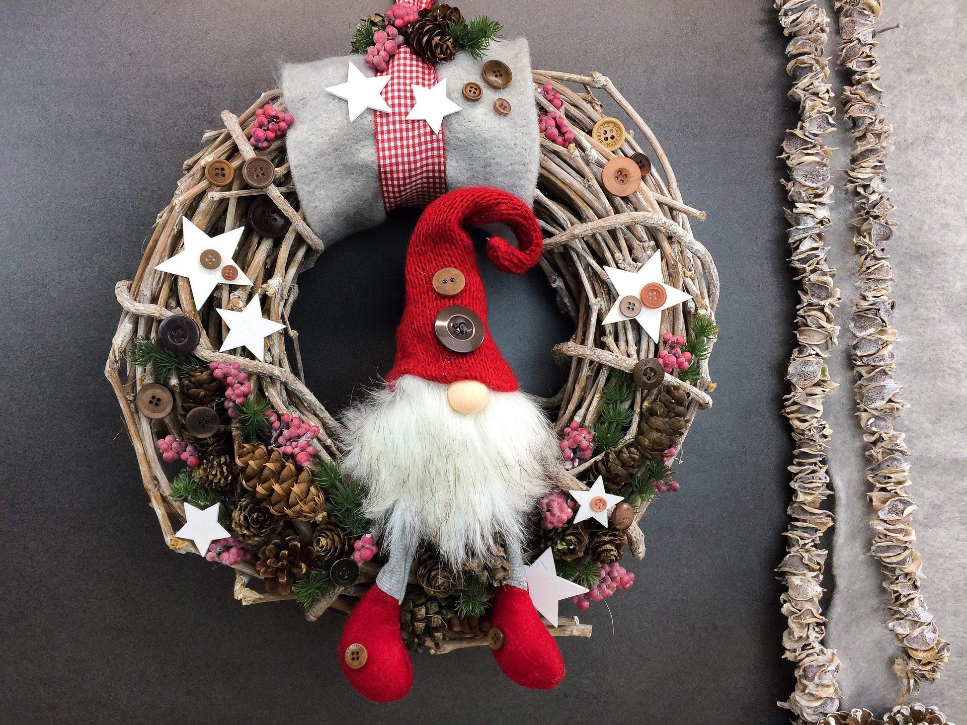 Advent Türkranz Türdeko Türschmuck Weihnachten Weidenkranz Wichtel – handgemacht aus Seiden- und Kunstblumen, langlebig & pflegeleicht von SarahsFlowerStudio