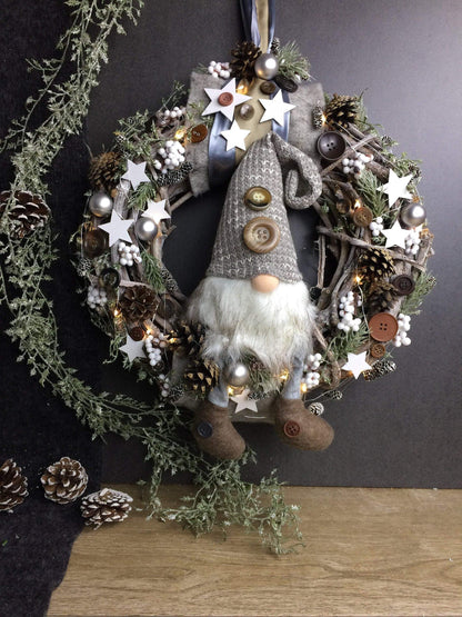 Advent 45cm Türkranz mit 20er LED Türdeko Türschmuck Weihnachten Weidenkranz Wichtel – handgemacht aus Seiden- und Kunstblumen, langlebig & pflegeleicht von SarahsFlowerStudio