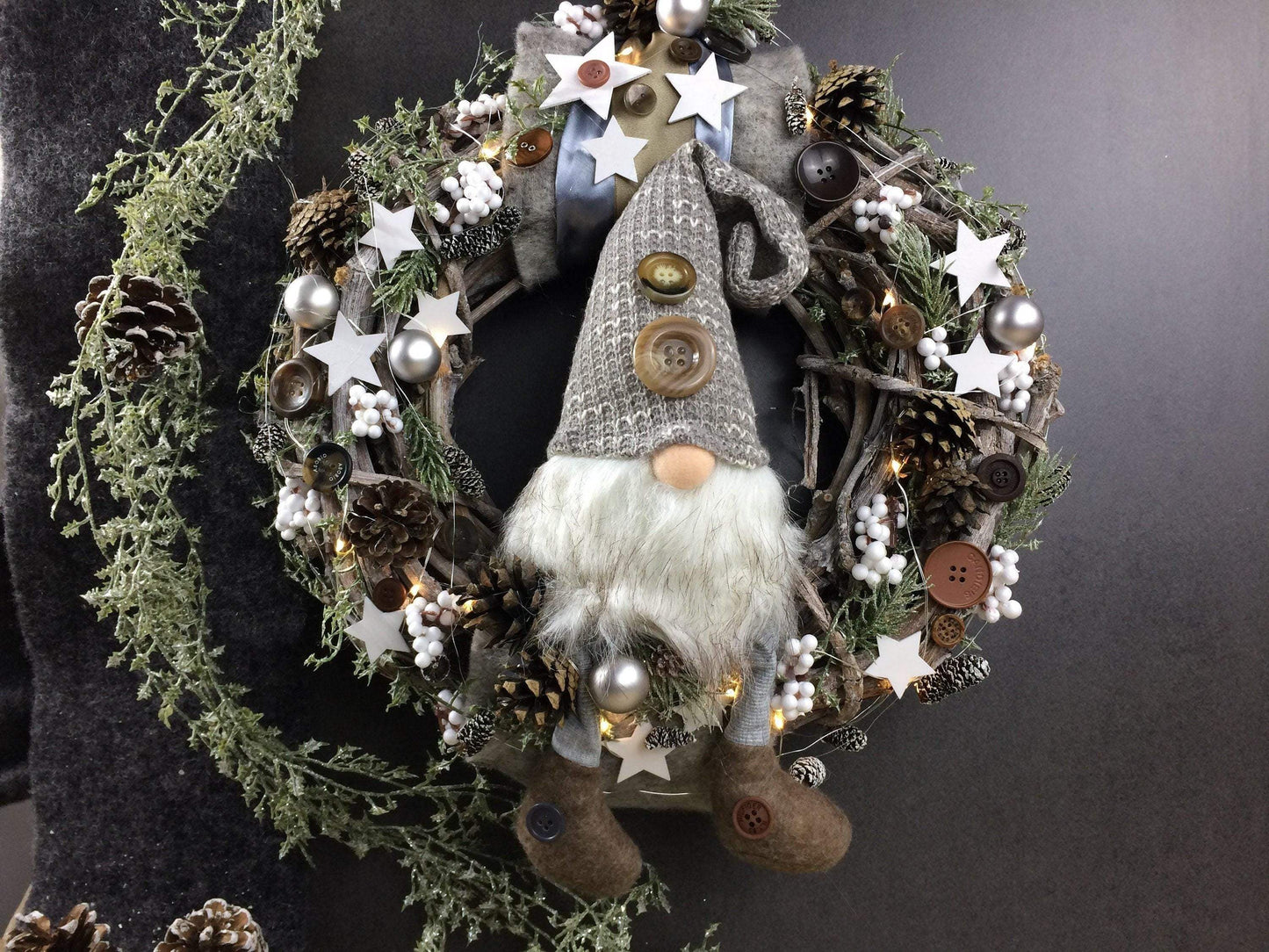 Advent 45cm Türkranz mit 20er LED Türdeko Türschmuck Weihnachten Weidenkranz Wichtel – handgemacht aus Seiden- und Kunstblumen, langlebig & pflegeleicht von SarahsFlowerStudio