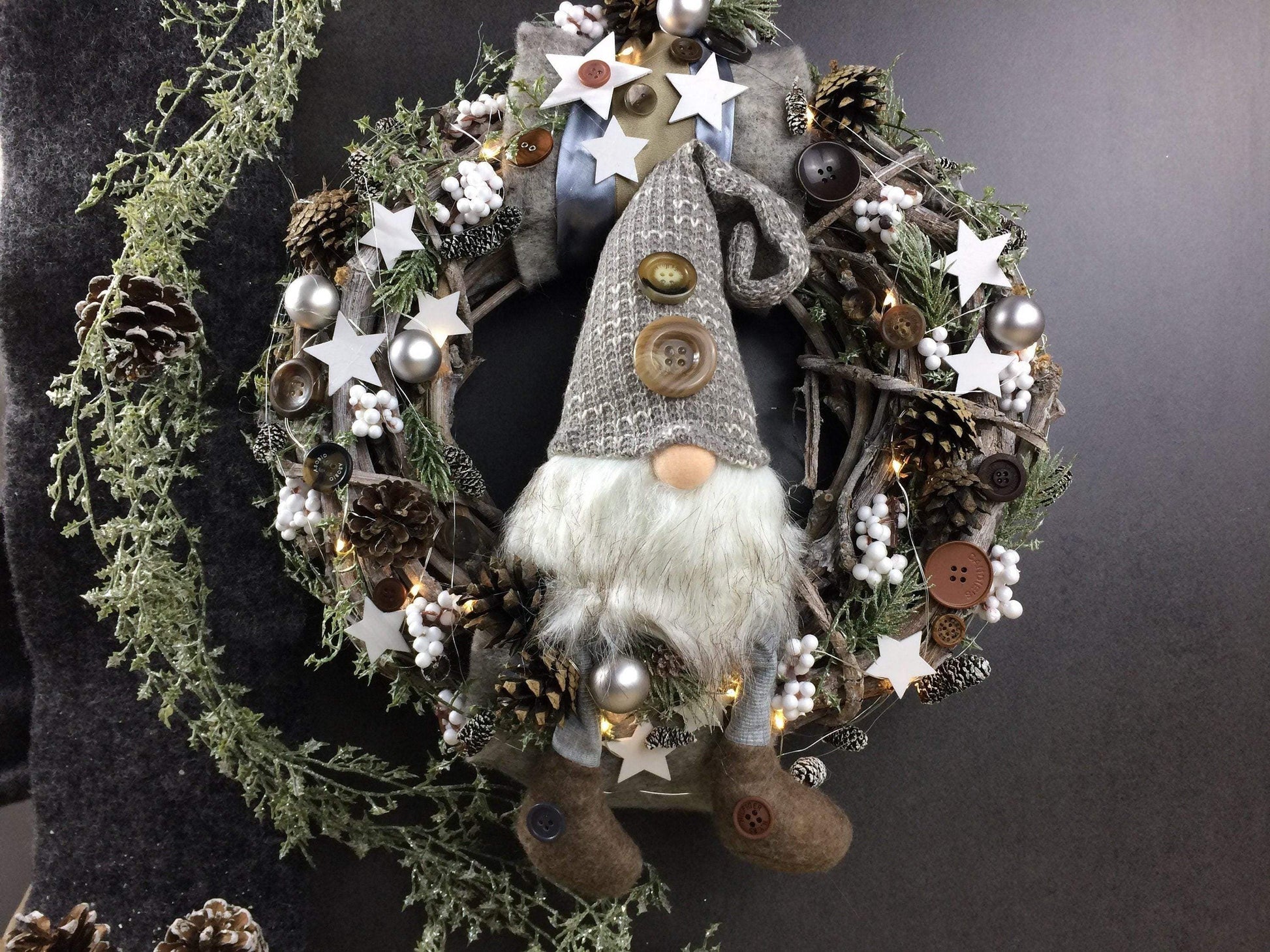 Advent 45cm Türkranz mit 20er LED Türdeko Türschmuck Weihnachten Weidenkranz Wichtel – handgemacht aus Seiden- und Kunstblumen, langlebig & pflegeleicht von SarahsFlowerStudio