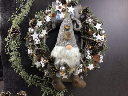 Advent 45cm Türkranz mit 20er LED Türdeko Türschmuck Weihnachten Weidenkranz Wichtel – handgemacht aus Seiden- und Kunstblumen, langlebig & pflegeleicht von SarahsFlowerStudio