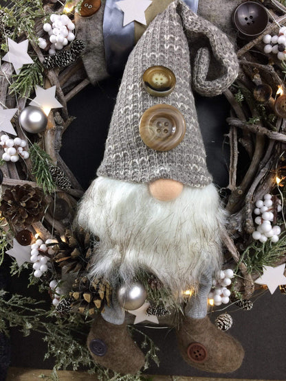 Advent 45cm Türkranz mit 20er LED Türdeko Türschmuck Weihnachten Weidenkranz Wichtel – handgemacht aus Seiden- und Kunstblumen, langlebig & pflegeleicht von SarahsFlowerStudio