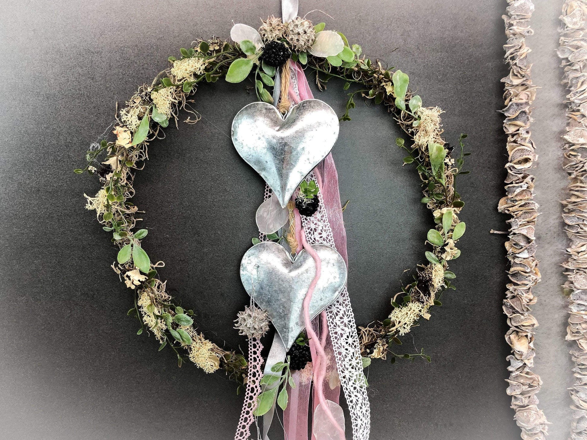 Türkranz ganzjährig Modern Türdeko Tür Schmuck Wunschgröße ganzjährig Herz Boho Skelettblätter Band Filz Spitzenband Herbst – handgemacht aus Seiden- und Kunstblumen, langlebig & pflegeleicht von SarahsFlowerStudio