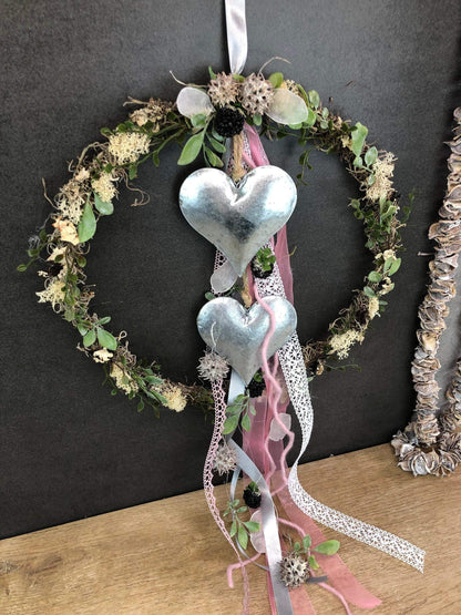 Türkranz ganzjährig Modern Türdeko Tür Schmuck Wunschgröße ganzjährig Herz Boho Skelettblätter Band Filz Spitzenband Herbst – handgemacht aus Seiden- und Kunstblumen, langlebig & pflegeleicht von SarahsFlowerStudio