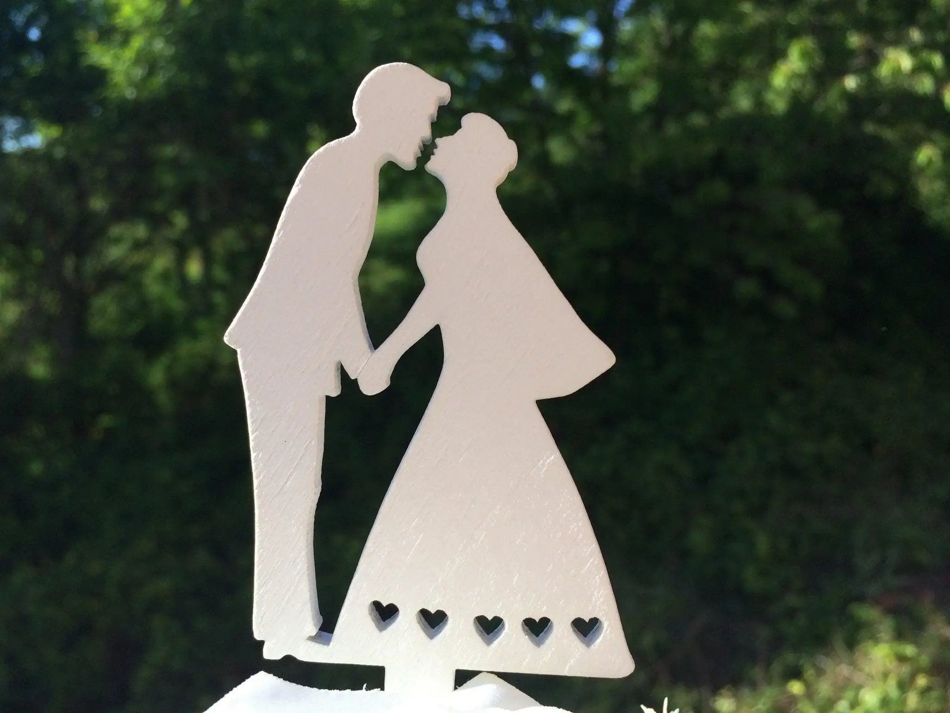 Cake Topper Tortenfigur Hochzeit Weiß – handgemacht aus Seiden- und Kunstblumen, langlebig & pflegeleicht von SarahsFlowerStudio