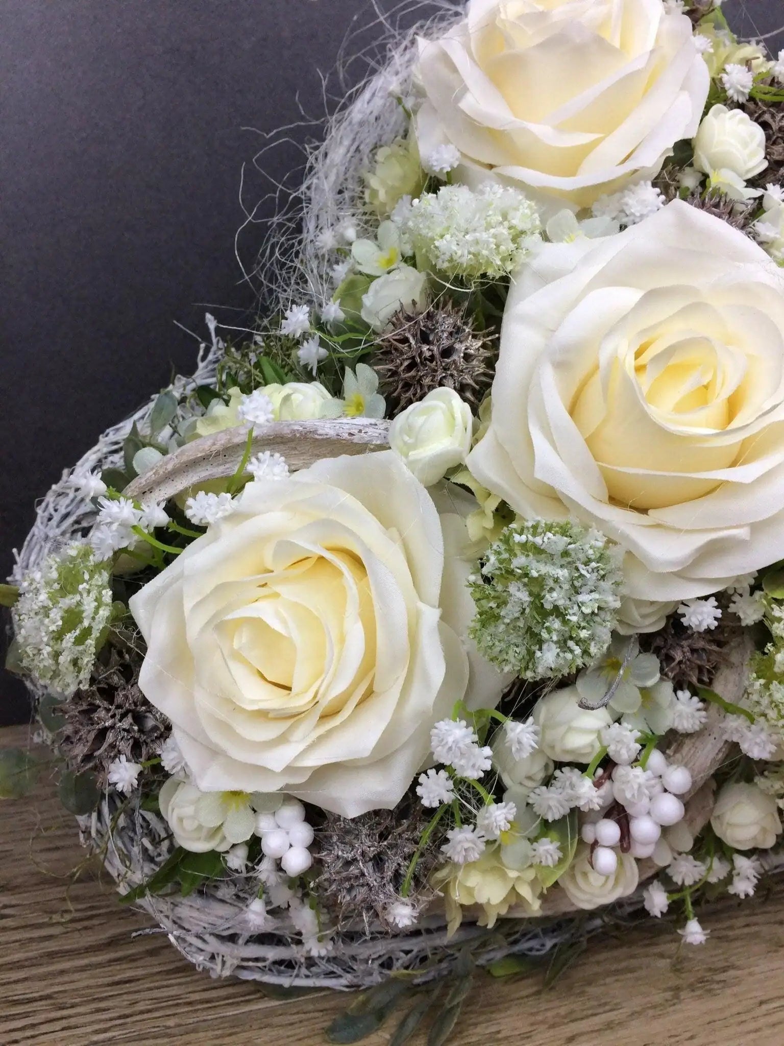 Grabgesteck Rosen Wiesenblumen Grabschmuck Herz Farbwunsch Grabdeko Grabdekoration – handgemacht aus Seiden- und Kunstblumen, langlebig & pflegeleicht von SarahsFlowerStudio