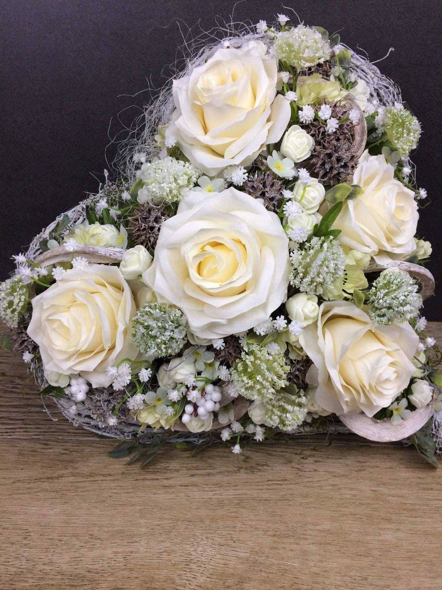 Grabgesteck Rosen Wiesenblumen Grabschmuck Herz Farbwunsch Grabdeko Grabdekoration – handgemacht aus Seiden- und Kunstblumen, langlebig & pflegeleicht von SarahsFlowerStudio